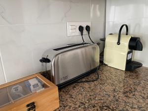 A los pies del castillo, entre las dos playas