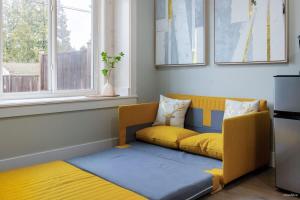 Private Entrance Suite Near Deer Lake & Metro