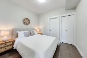 Private Entrance Suite Near Deer Lake & Metro