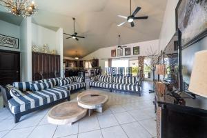 6BR, Jacuzzi, Ocean View, Solar Backup Power