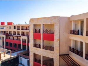 Luxury Studio, pool, Private beach & close to Airport