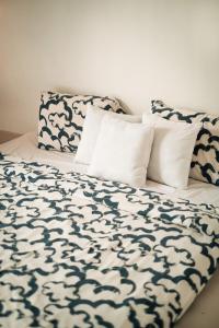 Canggu villa quite cozy with rooftop and studio