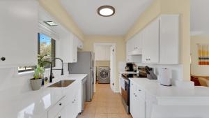 King Bed - Hot tub - Nintendo 64 - Fenced Backyard