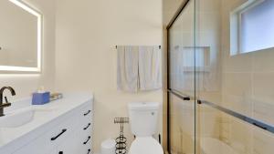 King Bed - Hot tub - Nintendo 64 - Fenced Backyard