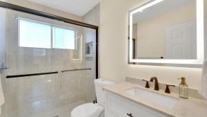 King Bed - Hot tub - Nintendo 64 - Fenced Backyard