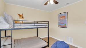 King Bed - Hot tub - Nintendo 64 - Fenced Backyard