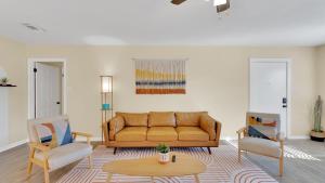 King Bed - Hot tub - Nintendo 64 - Fenced Backyard