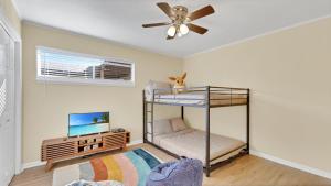 King Bed - Hot tub - Nintendo 64 - Fenced Backyard