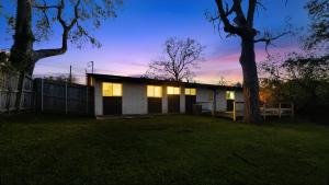 King Bed - Hot tub - Nintendo 64 - Fenced Backyard