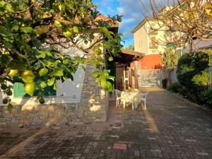 Villetta centrale con giardino e posto auto