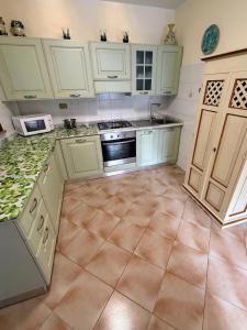 Villetta centrale con giardino e posto auto