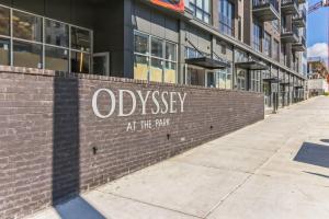 Modern West End Condo for 6 Shared Pool & Gym