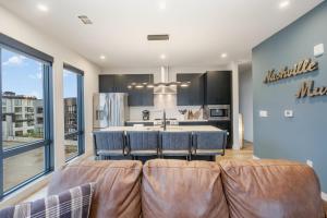 Modern West End Condo for 6 Shared Pool & Gym