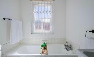 Stylish, Well Equiped Home in Claremont with Mountain Views