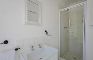 Stylish, Well Equipped Family Home in Quiet Claremont with Mountain Views