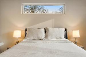 Sleek & Modern Townhome in Prime location