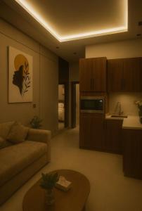 غرفة وصالة موثثة فاخرة مودرن قريبة من جميع الخدمات