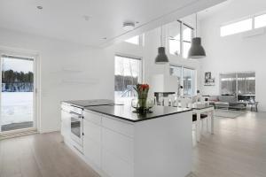 River Lodge with hot tub and services