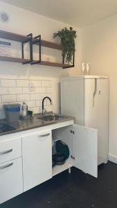 House Box 04 a 950 mt do mar, ar- condicionado, TV smart, cozinha privativa