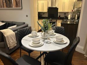 Central Apartment - Sleeps 6 & near Station