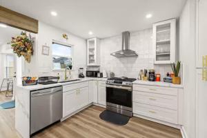 Minutes to Downtown -Fire Pit Pool Table Breakfast