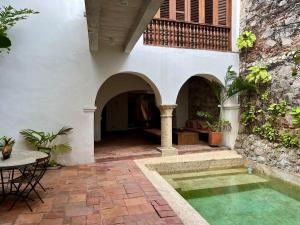 Engaging 4BR Colonial Villa with AC in Cartagena