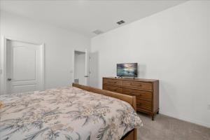 Pool with BBQ - Cozy 5BD Stay Minutes from Disney