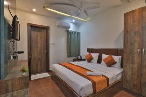 Hotel Janki Vibes With Free Wifi & Parking !!! Most Premium And Best Hotel In Varanasi