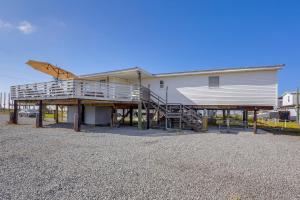 1 Mi to Festivals! Grand Isle Getaway w Deck