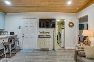 1 Mi to Festivals! Grand Isle Getaway w Deck