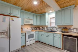 1 Mi to Festivals! Grand Isle Getaway w Deck