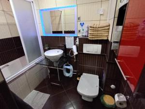 APARTAMENT VENGE -CAŁE MIESZKANIE 46m2 NA WYŁĄCZNOŚĆ - Z JEDNĄ SYPIALNIĄ I JEDNYM SYPIALNO-SALONEM -3 PIĘTRO BEZ WINDY- REZERWACJA BEZ KARTY KREDYTOWEJ-KLIMATYZACJA-NETFLIX-2 ŁÓŻECZKA DZIECIĘCE, BEZPŁATNY PARKING PUBLICZNY NA MONITOROWAN