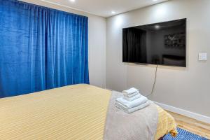 Luxury condo near city and mountains