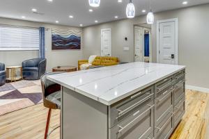 Luxury condo near city and mountains