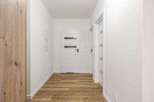 LILY APART the Big Screen Apartment for 6 people & parking