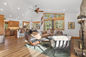 Evergreen Getaway Pet Friendly in SLT w Hot Tub