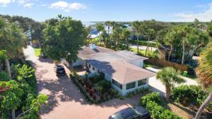 Mermaid Cottage Cozy 2 bed Cocoa Beach Getaway