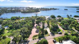 Mermaid Cottage Cozy 2 bed Cocoa Beach Getaway