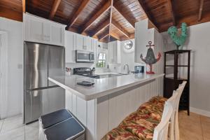 Mermaid Cottage Cozy 2 bed Cocoa Beach Getaway