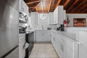 Mermaid Cottage Cozy 2 bed Cocoa Beach Getaway