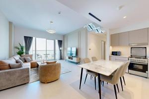 NEXT TO DUBAI MALL AND BURJ 2 BR SEA VIEW