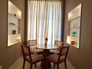 Gorgeous 2 bedroom home one block from beach