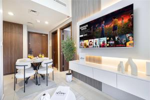 Stunning Canal View 1BR Apartment Burj Khalifa And Dubai Mall 10 Min Walk Ideal for Up to 4 Guests