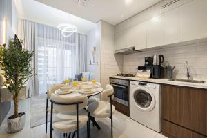 Stunning Canal View 1BR Apartment Burj Khalifa And Dubai Mall 10 Min Walk Ideal for Up to 4 Guests