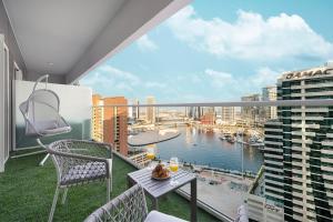 Stunning Canal View 1BR Apartment Burj Khalifa And Dubai Mall 10 Min Walk Ideal for Up to 4 Guests