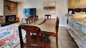 Beautiful 2 Bedroom Condo with Amazing View!