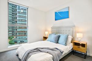 High-Rise 2BR Luxury Docklands Apartment NYC-Inspired Design with Pool Gym Parking and Waterfront Views