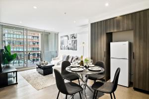 High-Rise 2BR Luxury Docklands Apartment NYC-Inspired Design with Pool Gym Parking and Waterfront Views