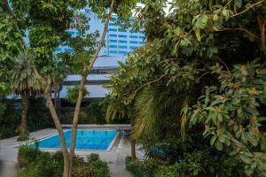 Ruime duplex met privéparking en zwembad op wandelafstand van het strand