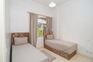 Ruime duplex met privéparking en zwembad op wandelafstand van het strand